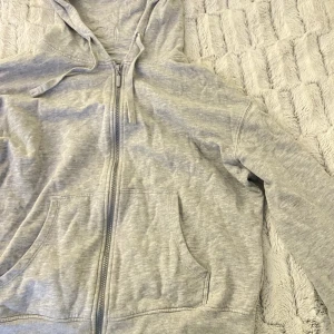 Kofta - Grå kofta från Cubus 