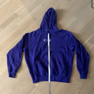 Lila Polar Hoodie - Lila polar hoodie i fint skick! Pris kan diskuteras. 