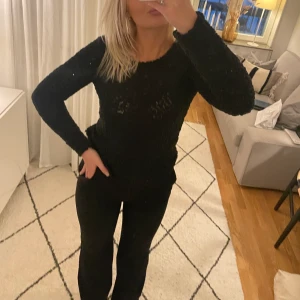 Tröja med paljetter  - Fin tröja från Vero Moda!!💗 I ett stickat material med paljetter i som göra att den glittrar fint när man rör sig💗 Passar xs-s 