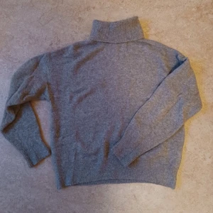 brun stickad tröja - Supermjuk stickad polotröja från hm i ull. Priset kan diskuteras och det är bara att skriva för fler bilder🥰