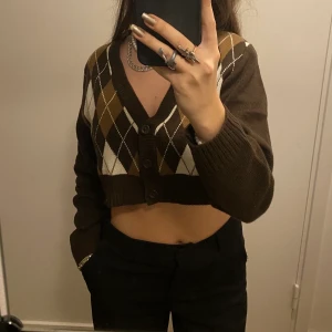 Hm  - En fin tröja som passar perfekt till hösten. Har storlek S på den och den passar perfekt på mig, är 175. Använd 1 gång, nyskick.💕😁