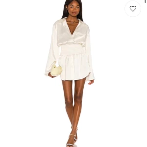 Klänning Revolve  - Klänning från Revolve Köpte för 3200 Använd 1 gång som ny Studentklänning