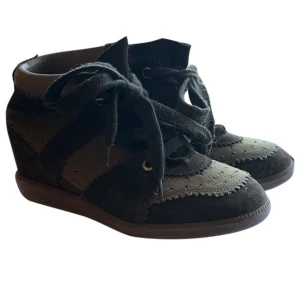 Isabel Marant skor - Isabel Marant Bobby skor, inköpta på NK för nått år sen har tyvärr inte kvitto kvar. Använda ca 3-4 ggr max. Nypris ca 4400kr Mitt pris 1850kr Storlek 37, jag har storlek 37,5 och dem funkar perfekt.