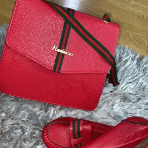 En ny oanvänd röd väska. Följer med nya skor”frivilligt”. DM för mer detaljer. 