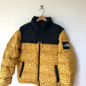 north face nuptse 1992 i limitedad färg stl herr XS (jag är en dam S) använd max 10ggr