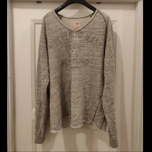 Replay Svalbard Långärmad tröja - Storlek m, lite större i storleken. Fint skick knappt använd. Stor krage med lite grövre 'trådiga' kanter.