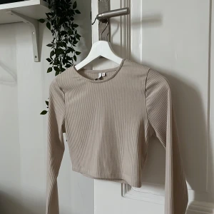 Långärmad croppad topp - Långärmad croppad topp från Nelly, använd en gång så bra skick. 