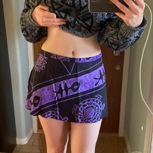 Kjol - Så cool och fin omlottkjol som jag endast säljer då den är på gränsen till för liten. Möts upp i Stockholm eller skickar mot fraktkostnad <3