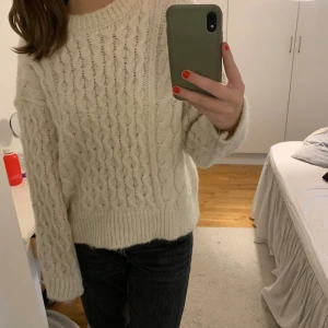 Stickad tröja  - En jättesöt vit stickad tröja från zara. Den är i storlek L men passar mig som vanligtvis är s/m💞💞