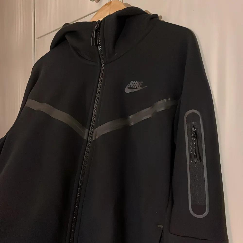 Säljer nu denna populära Nike Tech Fleece kofta. Köpt för 1.349kr säljer för 850 kr. ALDRIG använd, så ett riktigt kap för den som hinner köpa denna. 😄🕺✌️. Tröjor & Koftor.