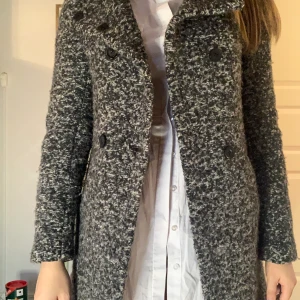 Grå kappa - Storlek: small. Från Vero Moda