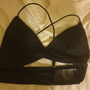 överdel för  kvinnor - även denna rädda jag för att slängas så hoppas någon tycker om den. vet inte riktigt om det år en topp eller behå ellerbad överdel