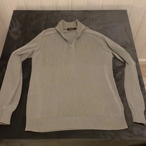 Loro piana - half-zip sweatshirt - grå - ⚡️ Säljer Loro piana half-zip. Tidigare ägare Andres Pira. Nypris 19000kr. Skick 8/10. Byten intressant. Kvitto saknas. Vi står för frakt (59kr - spårbart). Priset prutbart. ⚡️