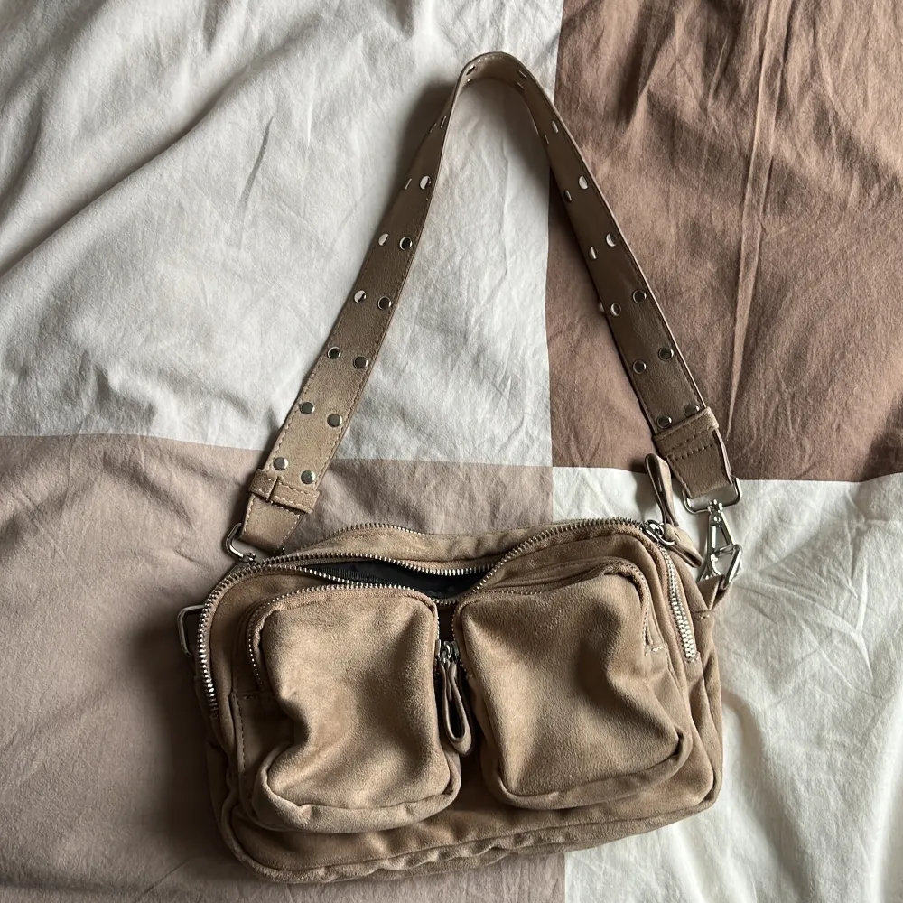 Säljer nu denna oanvända Connie bag från Gina tricot, aldrig använd så i nyskick!💕Priset är utan frakt!. Väskor.