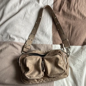 Väska - Säljer nu denna oanvända Connie bag från Gina tricot, aldrig använd så i nyskick!💕Priset är utan frakt!
