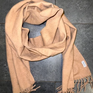 Filippa K Wool - Varm mysig halsduk från Filippa K i Ull, nypris ca 1000kr Kan mötas upp vid Hötorget alt. Frakt (50 kr tillkommer)