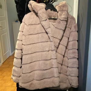 Vinterjacka - Jättemysig vinterjacka, nytvättad och jättemysig. Stor luva och fin rosa färg🥰💞