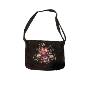 Ed Hardy väska - Hej nu säljer jag min rätt så slitna ed hardy väska för den inte kommit till användning:) Priset kan diskuteras!