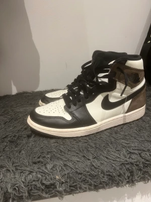 Nike Air Jordan 1 High Dark Mocha - Hej säljer ett par jordan mocha i storlek 42. Bra skick, skorna är legitcheckade på ” legitapp”   Vill ni ha fler bilder hör av er.