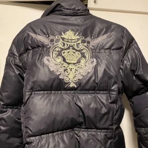 Vinterjacka  - Jättefin jacka från Esprit strl XL. Liten i storleken passar som M. Superbra skick, använd kanske två gånger! Säljs för den är lite för liten för mig :( Broderier på ärmen och ryggen!💖Budningen är avslutad men går fortfarande att köpa 💯