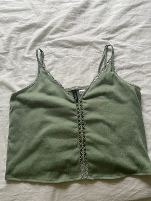 Linne från hm  - Gulligt linne men detaljer med öppningar i mitten. Från Hm, storlek XS. Pris kan diskuteras!