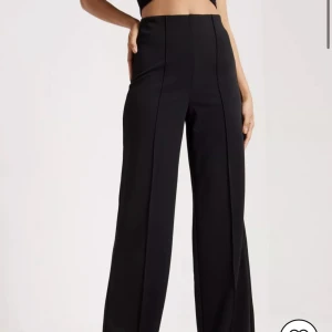 Kostymbyxor Vero Moda - Kostymbyxor från Vero Moda  Modell ”vmbecky hr wide pull om pant noos” Resor midja, sitter superskönt och fint på. Strl xs längd 30 Väldigt stretchiga, har vanligtvis S på byxor. Använda fåtal gånger 