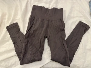 Träningstights - Träningstights från soc i grått. Liten storlek men stretchiga. Ribbat material