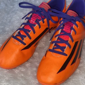 Adidas fotbollsskor  - Fotbollsskor med dobbar från adidas  Strl 42 men aldrig använda