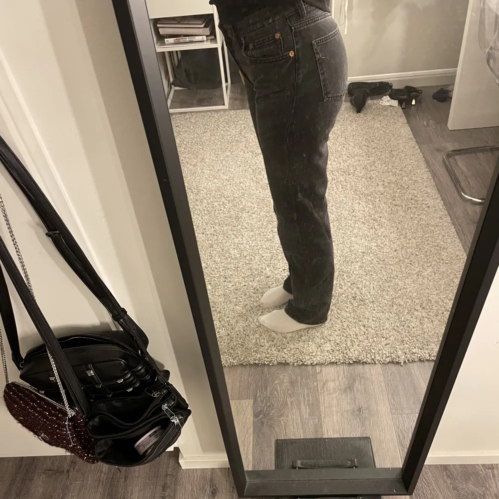 Svarta jeans från zara i perfekt fit, skit snygga till exakt allt,  säljer då jag rensar jeans😩säljer även samma jeans fast i andra färger, dm vid frågor💕. Jeans & Byxor.