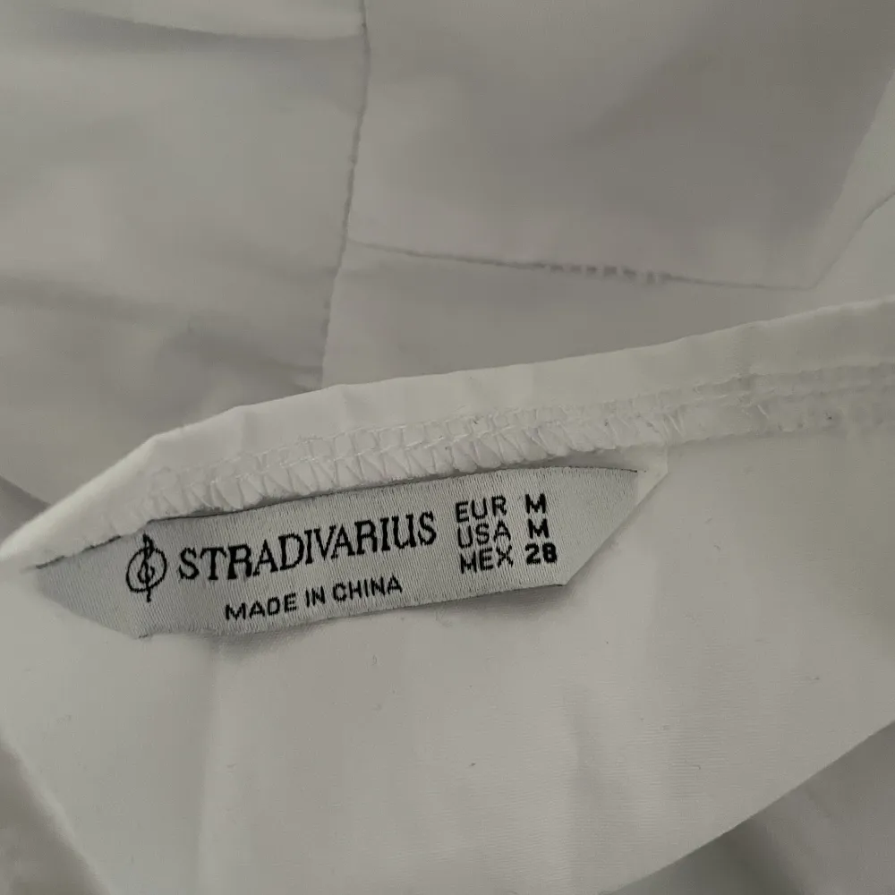 Vit klänning i storlek M från märket Stradivarius. Använd en gång och i bra skick. Perfekt till sommaren.. Klänningar.
