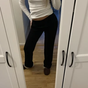 Kostymbyxor - Lägre midja. Passar S och M. Väldigt bra skick, använd ca 2 gånger.  Jag är 172cm lång. Innebenslängden är 84cm!  Jag är vanligtvis smal för referens!  De är köpta på Lindex för 600kr 