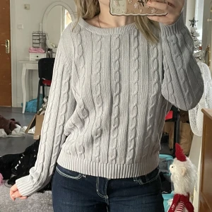 stickad tröja - stickad tröja från only. knappt använd. storlek M men mer som en S. frakt 69kr 