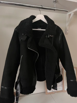 Jacka ZARA - Mockajacka från ZARA i storlek M, bra skick! 🌸