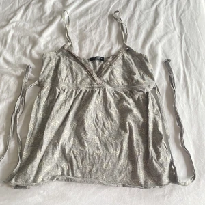 topp - grå topp med snöre på sidorna för att knyta. storleken M men passar som S. köparen står för frakt. 