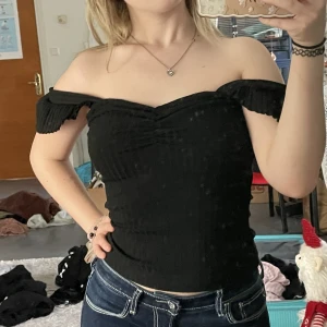 fin topp  - oanvänd topp som både funkar offshoulder och vanligt. frakt 45kr 💕
