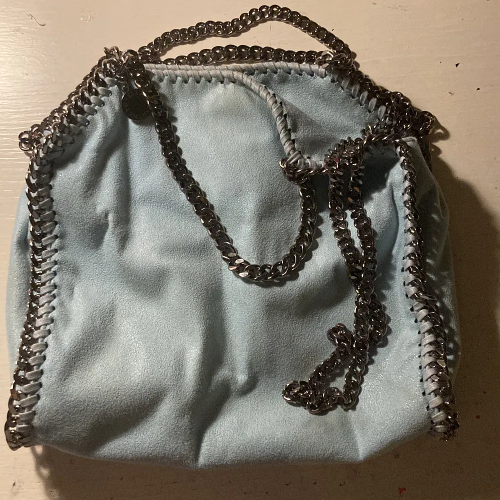 Unik ljusblå Stella mccartney väska som passar till allt! Använd ett fåtal gånger, men har en pytteliten liten fläck på sig som säkert går att ta bort💕nypris ligger på ca 9000. Väskor.