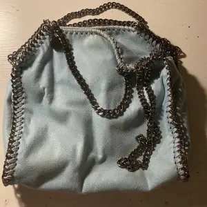 Unik ljusblå Stella mccartney väska som passar till allt! Använd ett fåtal gånger, men har en pytteliten liten fläck på sig som säkert går att ta bort💕nypris ligger på ca 9000