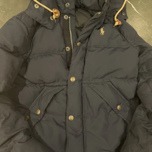 Ralph Lauren Jacka - Säljer denna jackan som jag gillar väldigt mycket men tyvär är den för liten. Den kostar 300+frakt💗💗