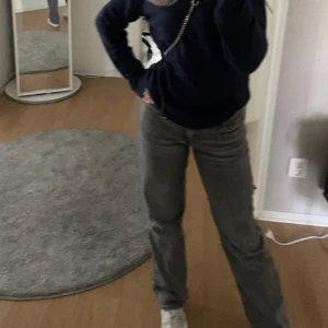 Low arrow jeans - Från weekday i grått💕