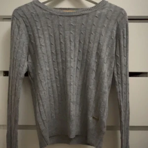 Stickad tröja  - Vet inte vad det är för märke men på andra bilden kan ni se💕