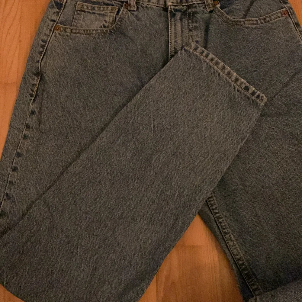 populära zara mom jeans köpta i berlin för ca ett år sedan, de är ett high waisted och super bekväma! har används knappt 3 ggr så nyskick! skriv för frågor:). Jeans & Byxor.