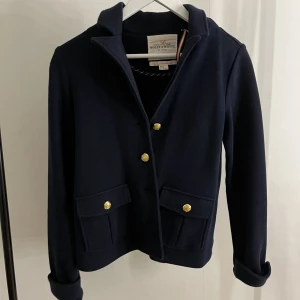 Kort kappa - Kort kappa/ tygjacka från Holly & whyte, tryck på ”köp nu” för direkt köp eller kontakta mig för frågor osv..🫶🏼 nyskick