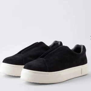 Eytys suede black - Säljer ett par sneakers från eytys i modellen suede black. Skorna är i bra skick då dom inte är använda mycket. Kontakta mig ifall ni vill ha fler bilder på dom, har inte möjlighet att lägga ut det just nu☺️ priset kan diskuteras vid en snabb affär