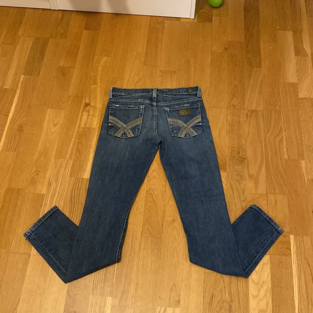 Fett snygga jeans från 7 for all mankind jeans i storlek 24. Köpta på Sellpy men säljer pga försmå. Köpta för 100kr, men säljer för 55kr. Köpare står för frakt.. Jeans & Byxor.