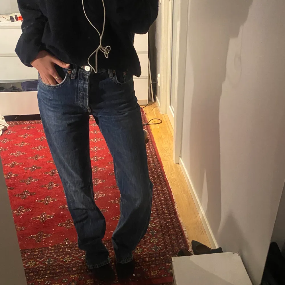 Zara jeans med medel hög midja. Super snygga men kommer tyvär inte till användning!. Jeans & Byxor.