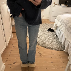 Straight jeans mid waist - Superfina raka jeans från pull&bear i stl 34❤️ inte slitna någonstans ❤️ passar på mig som är 170!