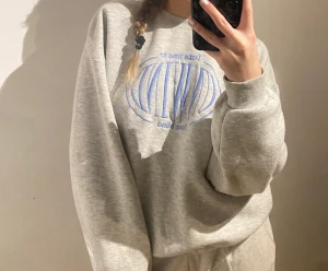 Sweatshirt  - Jätteskön sweatshirt från Ginatricot i storlek s, använd fåtal gånger men är i toppen skick!!