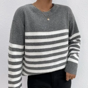 Super fin randig tröja - Säljer nu en super fin tröja i strl M då jag råka beställa två stycken🥰Bara att skriva om du har några frågor eller funderingar🥰