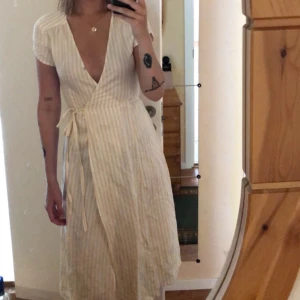 Omlottklänning - En gul/vitrandig omlott klänning från & other stories som var lite för tight för mig över bysten, men tyckte inte de gjorde så mycket för de blev en fin skurning