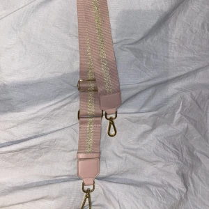  Superfint väskband💕 - Justerbart med gulddetaljer😍
